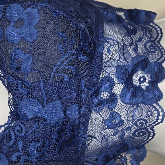 Elegant Lace Bralette in Navy Blue - Picture 3 of 3